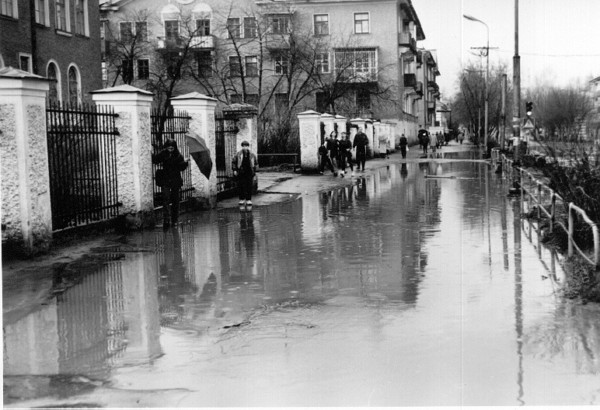 1966 год. Перед школой №1 всегда была и есть эта лужа. Тротуар не был выровнен перед асфальтированием.