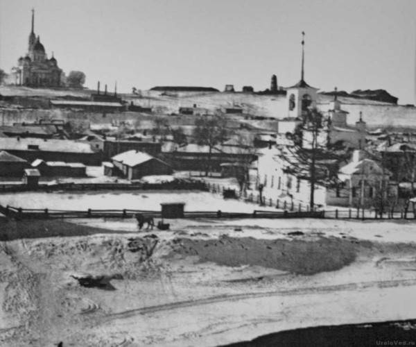 Нижняя и Верхняя церкви со стороны реки Ревды. Фото из архива Эйхе.