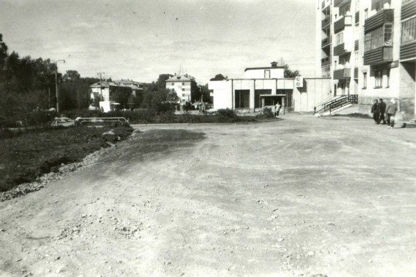 Вид на гастроном, ул. Ковельская, 1. 1999 год.