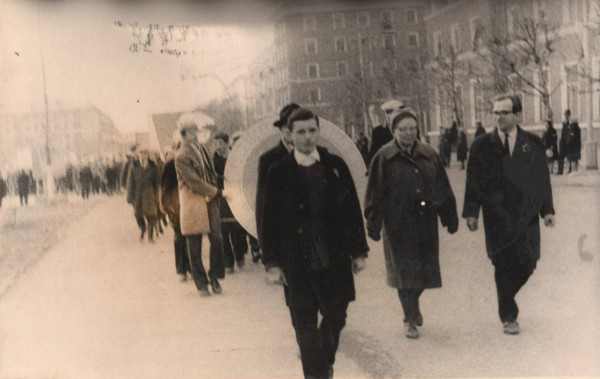 Первомайская демонстрация 1967 год. Возглавляет колонну школы №29 первый директор Поспелова Нина Васильевна.