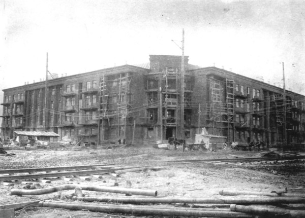 Сталина, 2. Мимо проходит железная дорога с Гусевки в деревообделочный цех РММЗ. 1939 год.