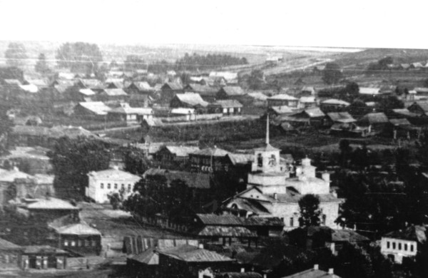 Базарная площадь (К-Маркса) и Нижняя церковь. Вырезка из панорамной фотографии 1911 года.