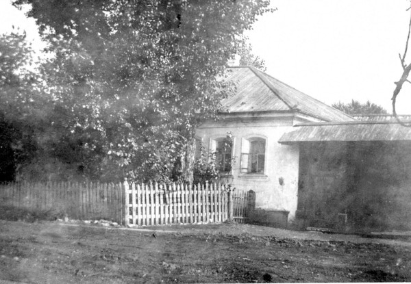 Дому Курённых в переулке М. Горького у Еланского моста.