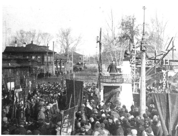 Площадь Карла Маркса. Выступает В.В.Кабанов, председатель волостного совета. 1930 год. Фото из архива С. Новиков.